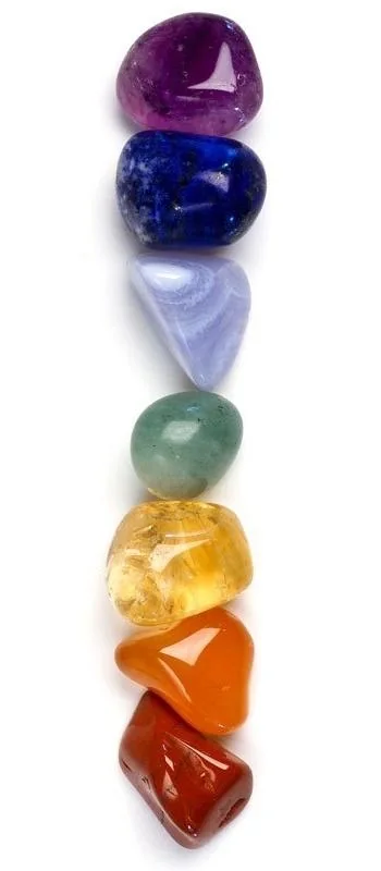 Siete piedras de colores alineadas, una por chakra