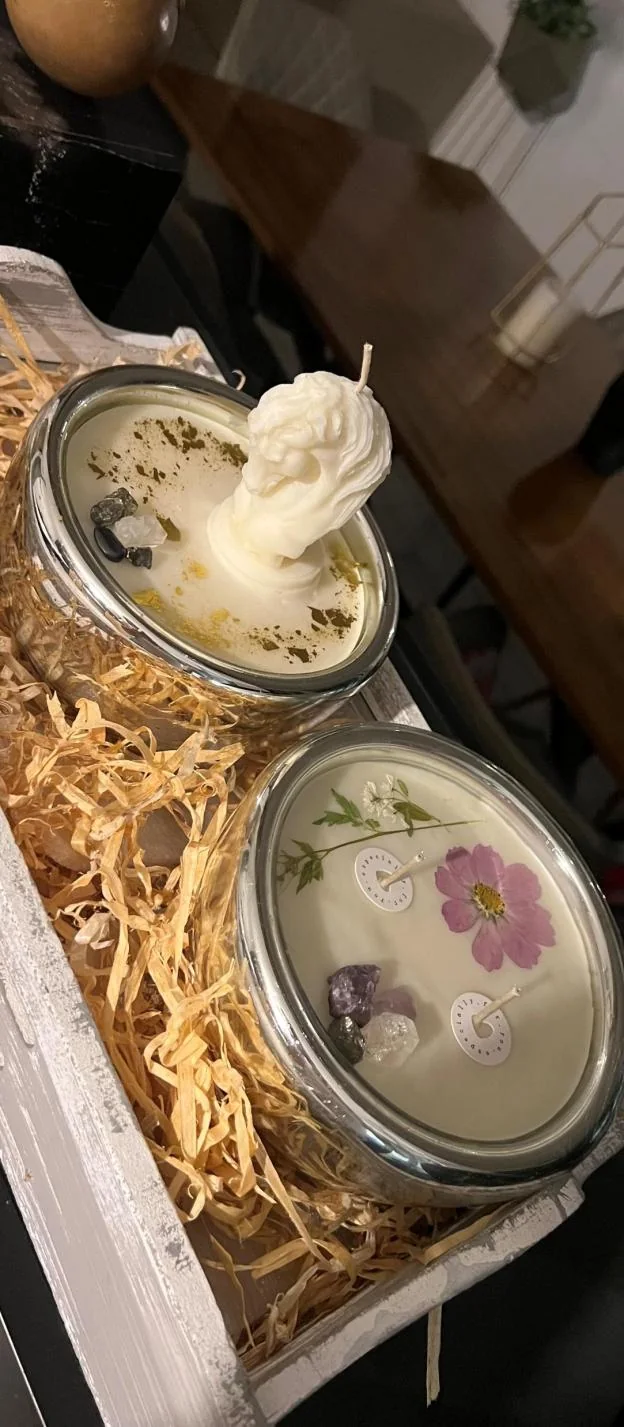 Dos velas en caja de regalo con viruta de madera