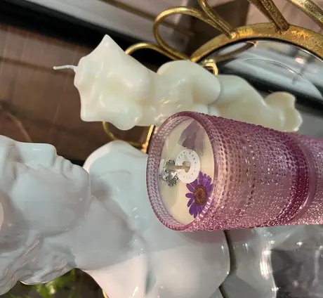 Ampliar: Femme con esculturas